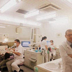 Dental Clinics Antwerpen - De central behandelingszaal bestaat uit twee behandelingsplaatsen, kabinet 2 en kabinet 3