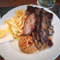 Balkan Restaurant Bosna - Mix-Teller mit einen kleinen Rumpsteak, 2 Chevapcci, 2 kleine Rinderleber, 1 Scheibe gegrillte Speck, 1 kleines Rinderfilet - herrlich!