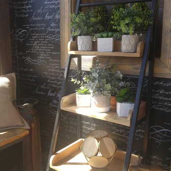 Da Vinci Bistro - Cute little waiting area! - Italian Near Me - Sudbury, Massachusetts