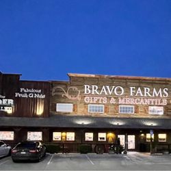 Bravo Farms - Entrances to a great stop on I5