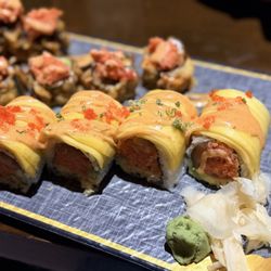 Fujiyama - Golden Dragon roll, very good, pairs great with wasabi