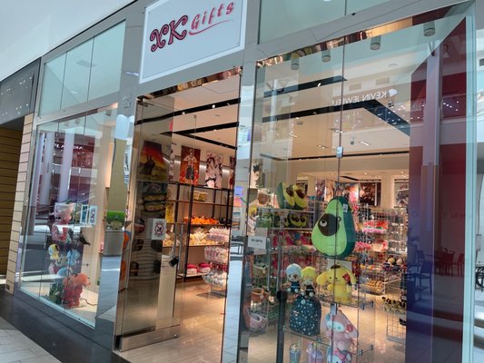 【あかずきんさん専用】Custom Souvenir Shop ROAD Iraqi Craftsman Works His Souvenir Shop Editorial Stock Photo