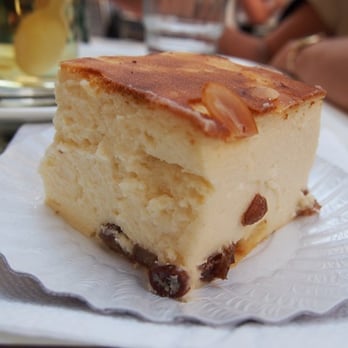 Florence Kahn - Vatrouchka aux raisins secs et amandes effilées - Bagels Near Me - Paris, 75 Florence Kahn - Vatrouchka aux raisins secs et amandes effilées - Bagels Near Me - Paris, 75