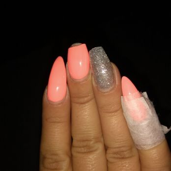 D  Nails & Spa - Middle finger just broke, ring finger broke yesterday and my pinky nail is barely holding on. Plus got two cracked Nails on my left hand - Nail Salons Near Me - Brandon , Florida