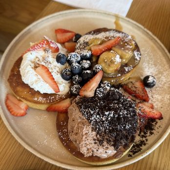 Hatch 44 Cafe - Fluff Cake Flight - Cafes Near Me - Metuchen, New Jersey