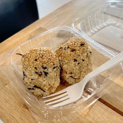 Omusubi Gonbei - Ume-Hijiki Genmaki (rice mixed with pickled plums & seaweed)
