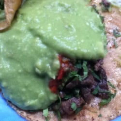 La Carreta - Taquito de adobada con mucho guacamole, como me gusta.