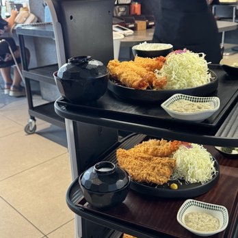 Tonkatsu Kuro - Within minutes after placing our lunch order, the server was assisted by this delivery robot - Japanese Near Me - Honolulu, Hawaii Tonkatsu Kuro - Within minutes after placing our lunch order, the server was assisted by this delivery robot - Japanese Near Me - Honolulu, Hawaii