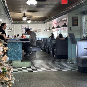 Mel's Diner - Inside - Diners Near Me - Phoenix, Arizona