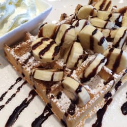 Wafel met banaan en chocoladesaus