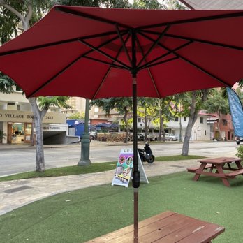 Five Star Poke - Nice table area - Poke Near Me - Honolulu, Hawaii