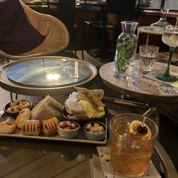Hemingway - Old fashioned & gin and tonic with hors d'oeuvres.