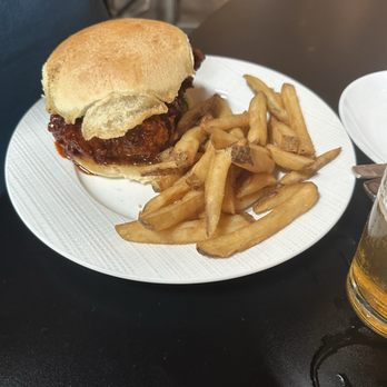 Pendleton Creek Pub - Nashville hot chicken sandwich - Pubs Near Me - North Tonawanda, New York