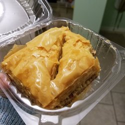 Mariakakis Fine Food & Wine - A delicious, well cooked baklava with good dispersed filling and proper amount of honey.