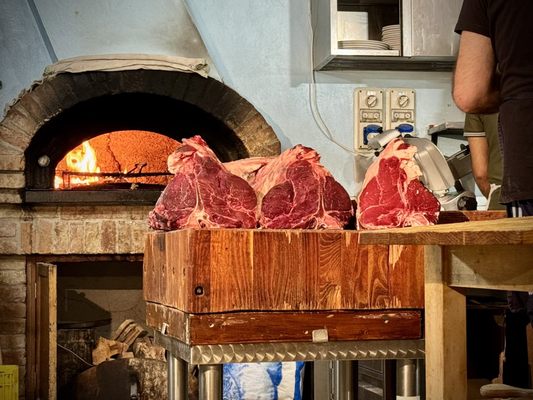 OSTERIA ACQUACHETA dal giovedì al lunedì pranzo e cena necessaria la prenotazione L'OSTESSA E L'OSTE AUGURANO BUONA VITA by null