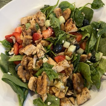 Mister B's Pizza & Wings - Spinach strawberries salad with grilled chicken. - Pizza Near Me - Bowling Green, Kentucky Mister B's Pizza & Wings - Spinach strawberries salad with grilled chicken. - Pizza Near Me - Bowling Green, Kentucky