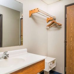 Guest room bath