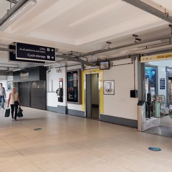 Wimbledon - Concourse - Train Stations Near Me - London, XGL