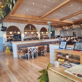 Tupelo Honey Southern Kitchen & Bar - Interior dining - New American Near Me - Irving, Texas