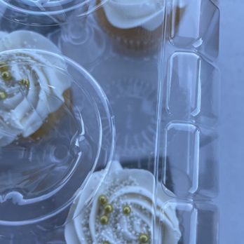 Calumet Bakery - What they made which doesn't go with the color scheme we gave them - Bakeries Near Me - Lansing, Illinois