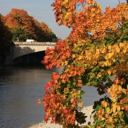 Isarradweg - Isar in München im Herbst