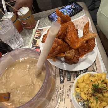 Dallas BBQ - Hot Wings (5) n Mac n Cheese - Barbeque Near Me - Brooklyn, New York