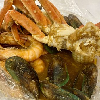 Crab Pub - Opened the bag, combo 2 with mussels and a pound of head on shrimp - Seafood Near Me - Oceanside, California