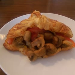 D9 - Croissant with sauteed mushrooms, tomato and cheese