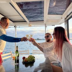 Chill Out Sailing - Friends enjoying our catamaran in Miami