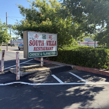 South Villa Restaurant - Sign in front of restaurant facing the street - Chinese Near Me - Sacramento, California South Villa Restaurant - Sign in front of restaurant facing the street - Chinese Near Me - Sacramento, California