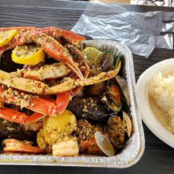 Da Seafood Boil - Seafood Boil Platter (Garlic Butter with O'Bay) and 4 scoops of rice.