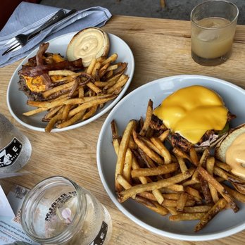 7 Acre BarnGrill - Smashed Burger and Lane's Hot Chicken Sandwich - New American Near Me - Alpharetta, Georgia