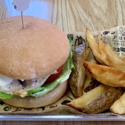 Pappy Gander - The lunch Chicken sandwich with Potato wedges