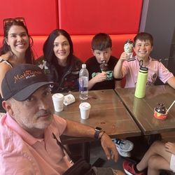 Chocolats Favoris - Familia con helados