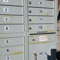 US Post Office - Outside still not cleaned.