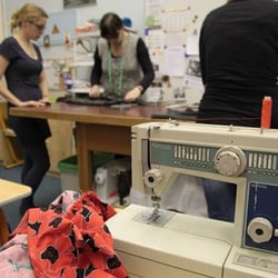 Škola šití - Irena Čiháková - Nenechte se zmást! Schválně jsem si vybrala co nejstarší typ šicího stroje, téměř všechny ostatní jsou moderní.
