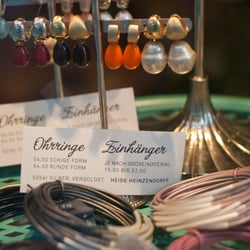 Room Mate - Möbel & Accessoires - Einhänger und Ohrringe im Schaufenster