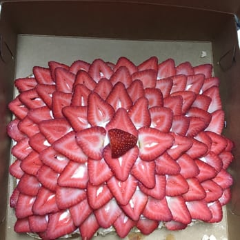 Piononos - Small strawberry pavlova - Desserts Near Me - Key Biscayne, Florida Piononos - Small strawberry pavlova - Desserts Near Me - Key Biscayne, Florida