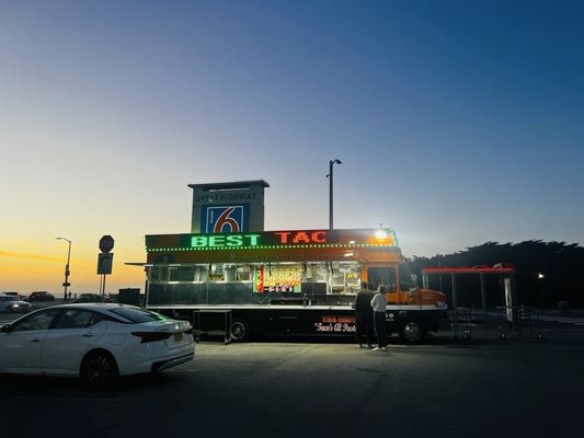 Leo’s Tacos Truck by null