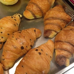 Cornotteria - Cornetti sempre caldi dopo le 22.00 locale accogliente...Più di 20 tipi di cornetti...PROVERA PER CREDERE
