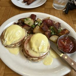 Eggs benny and side of links