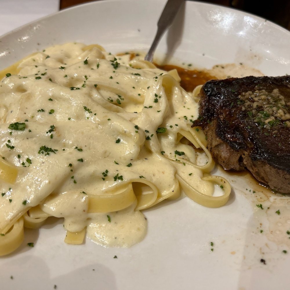 Olive Garden Italian Restaurant - 6 oz Sirloin with Fettuccine Alfredo - Italian Near Me - Memphis, Tennessee Olive Garden Italian Restaurant - 6 oz Sirloin with Fettuccine Alfredo - Italian Near Me - Memphis, Tennessee