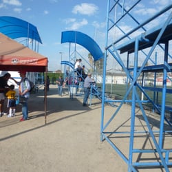 Centro Deportivo Novofut - Encaminándonos hacia donde está la cancha de futbol rápido, al fondo a la
izquierda.