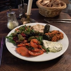 Weinblatt Feinkost - Salad and dip plate with bread basket