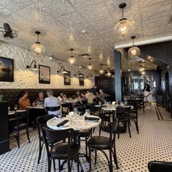 Vic's River Grill - Dining area