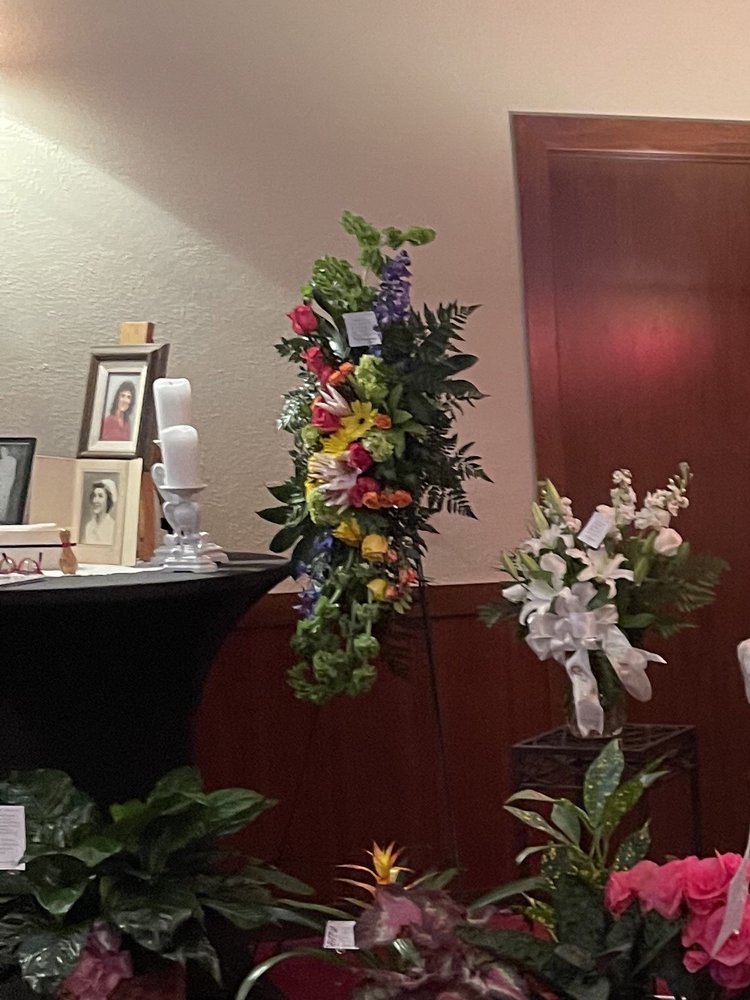 COUNTRY FLORAL Florists 1111 2nd Ave W, Williston, ND Phone