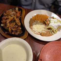 Santo Coyote Restaurant - Chicken Sizzling Fajitas