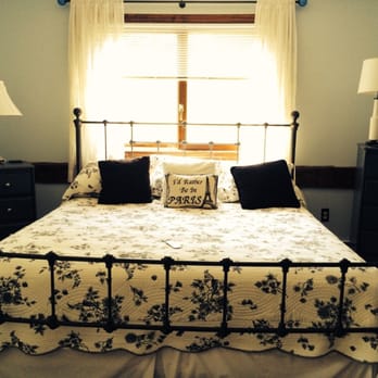 Yagna Inn - Bed & Breakfast Near Me - Rockingham, Vermont Yagna Inn - Bed & Breakfast Near Me - Rockingham, Vermont