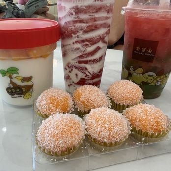 Hui Lau Shan - Left to right, coconut jelly with mango, mango mochi, strawberry swirl, aloe & watermelon juice - Desserts Near Me - Elk Grove, California Hui Lau Shan - Left to right, coconut jelly with mango, mango mochi, strawberry swirl, aloe & watermelon juice - Desserts Near Me - Elk Grove, California