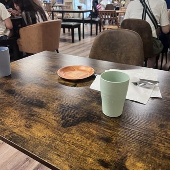 Waffle and Berry - Clean table - Waffles Near Me - Honolulu, Hawaii